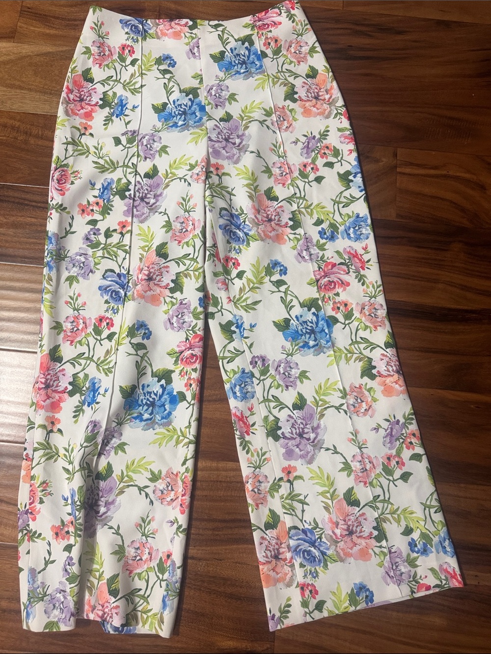 Alice + Olivia Lorinda White Wide-Leg Crop Pants with Floral Print - Picture 2 of 5